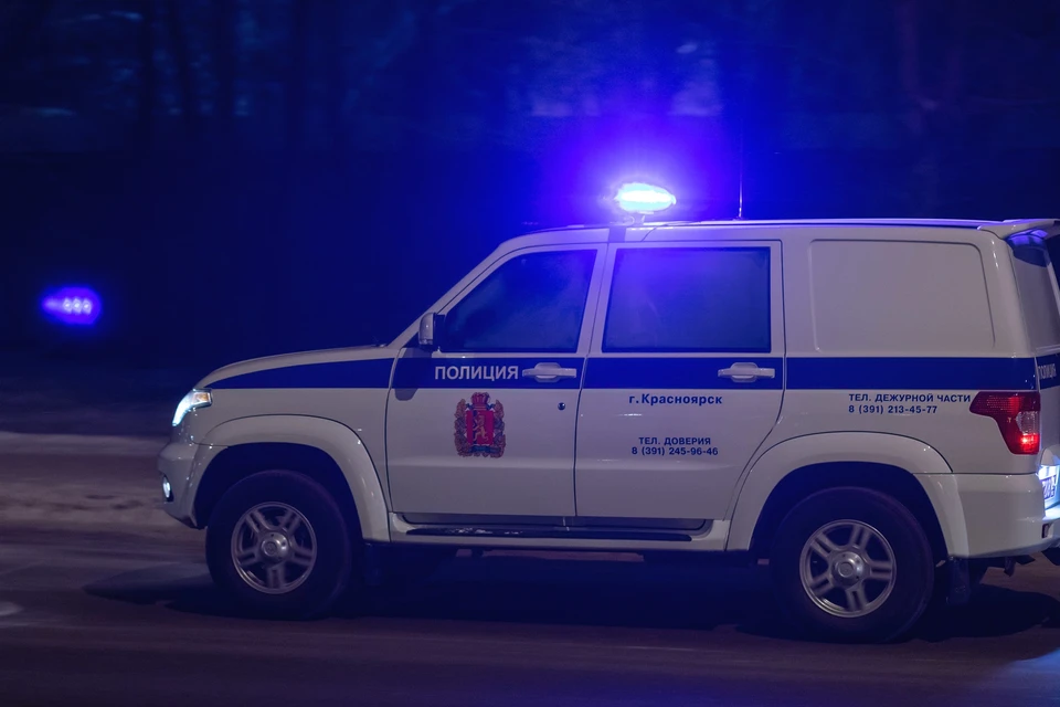 Более десяти хулиганов напали вечером на двух человек на красноярской улице.