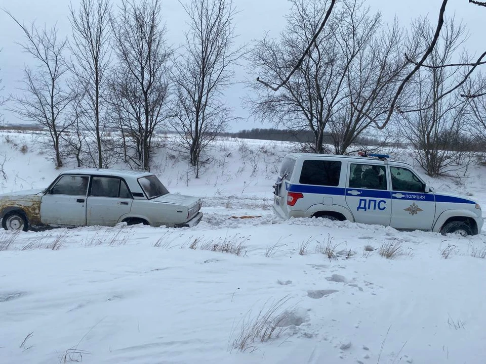Под Саратовом сотрудники ДПС спасли мужчину из снежного плена (фото: МВД Саратовской области)