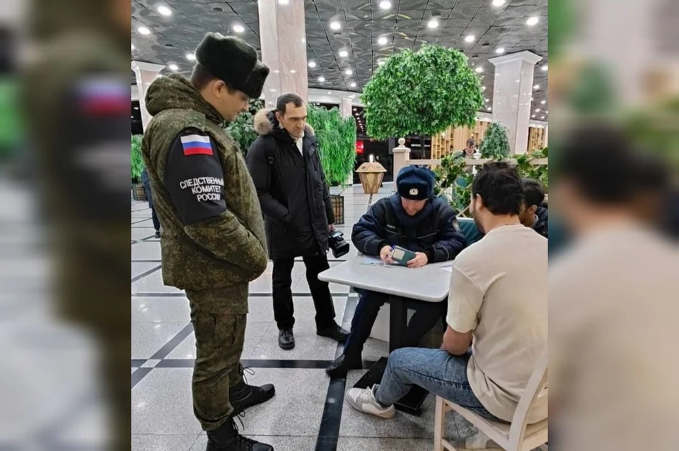 Силовики проверяют у иностранцев документы Фото: представлено ВСУ СК России по ЦВО