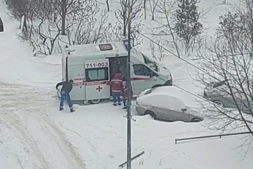 В Липецке два автомобиля скорой помощи застряли в снегу во время метели