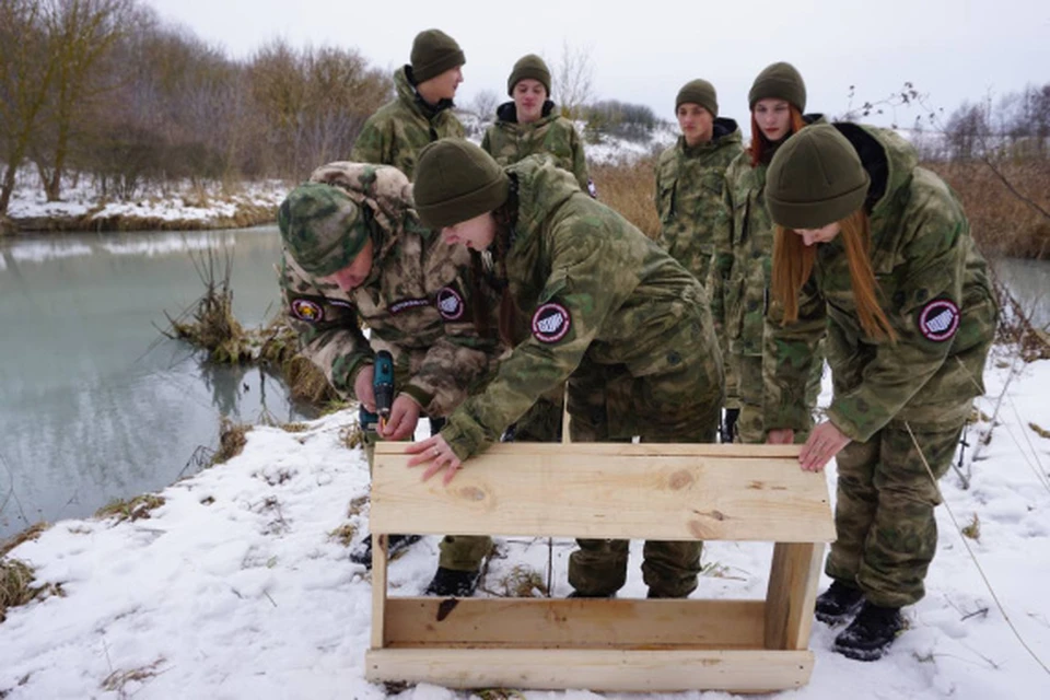 Ребята смастерили кормушки и выложили очередную порцию кормов.