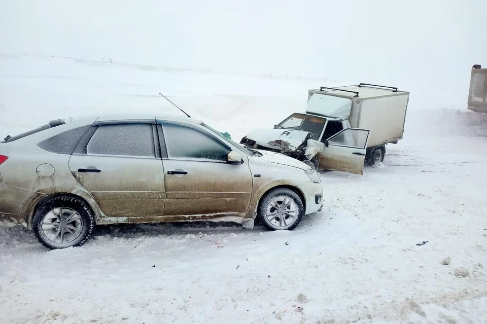 Два встречных автомобиля столкнулись в метель на трассе в Рязанской области.