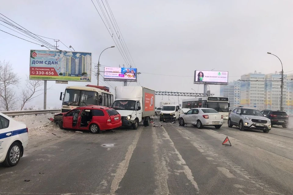В МВД рассказали подробности массового ДТП на Димитровском мосту в Новосибирске. Фото: Госавтоинспекция Новосибирска.