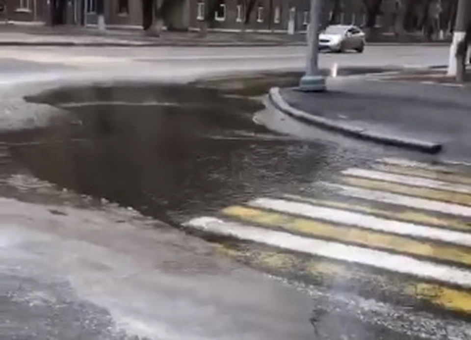 Две улицы залило водой в Волгограде. Кадр с видео Сергея Островского.