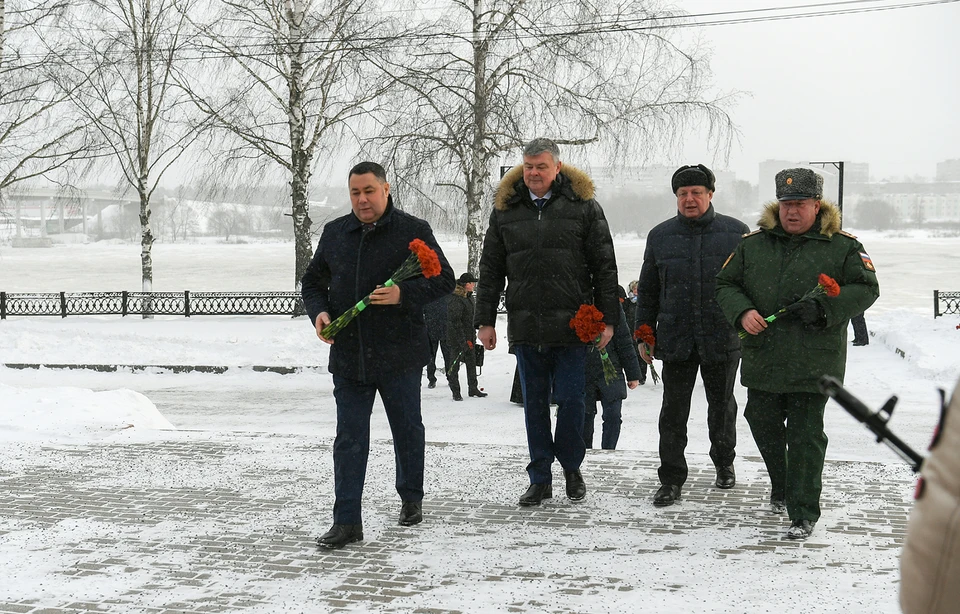 Игорь Руденя возложил цветы к памятнику-обелиску павшим воинам в Кимрах