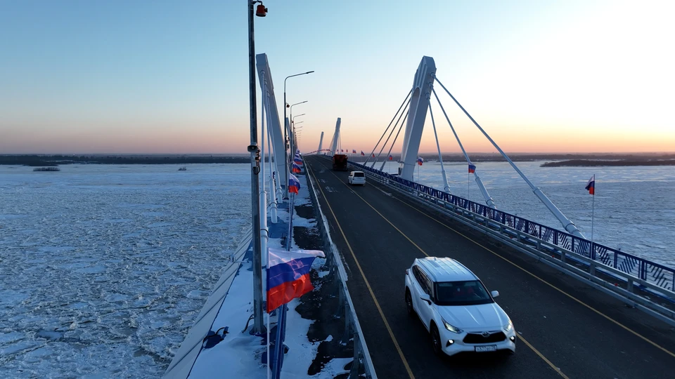 Движение по новому мосту через реку Зея открылось 14 декабря. Фото: пресс-служба правительства Амурской области.