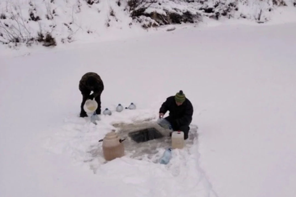 Вот так мужчины ходят за водой. Фото: Народный фронт