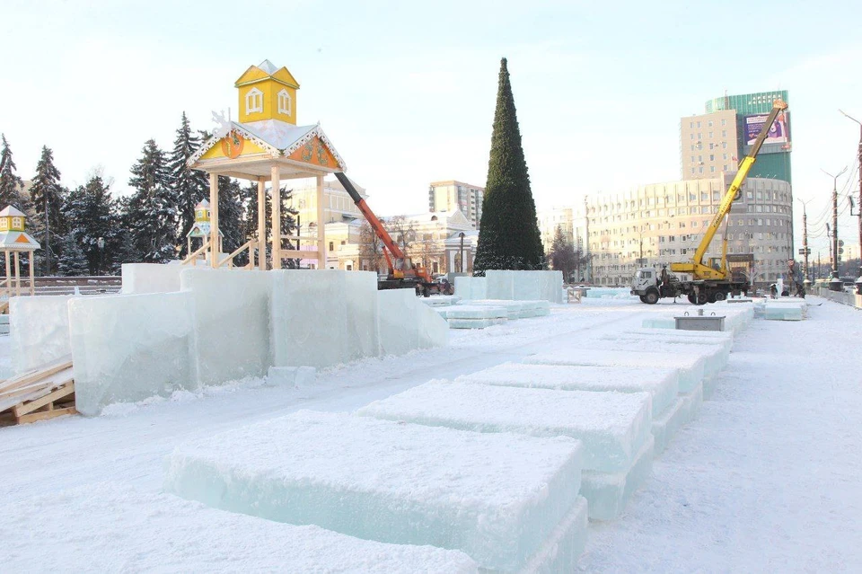 Работы по возведению ледового городка идут полным ходом. Фото: мэрия Челябинска