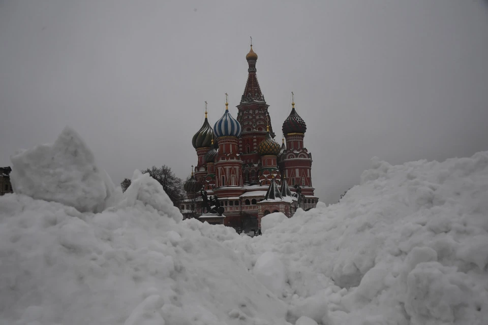 Снегопад в Москве намел полуметровые сугробы
