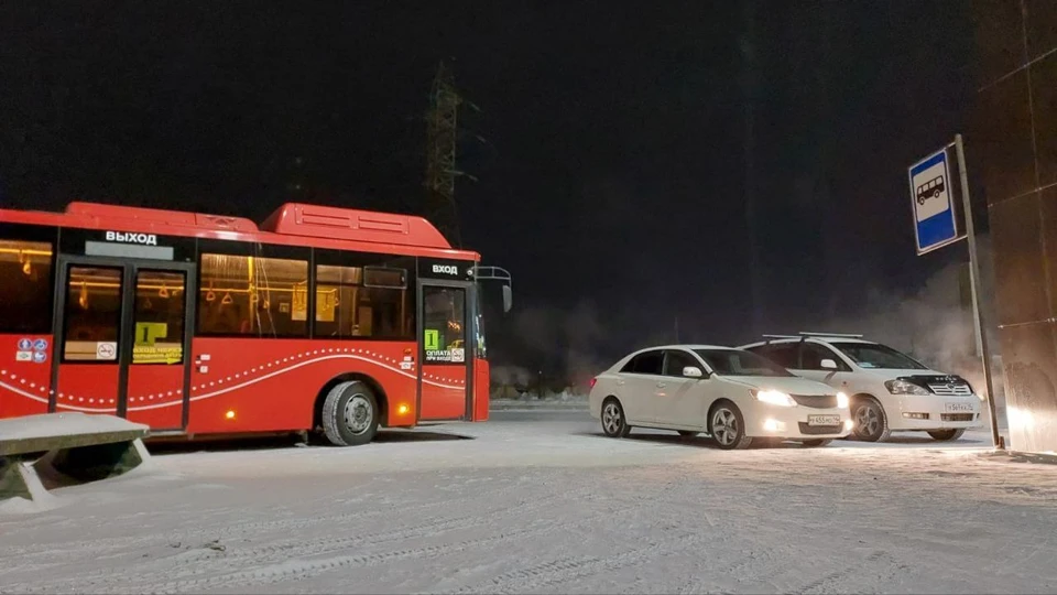 Теперь конечная остановка автобуса №1 располагается в речпорту. Фото: пресс-служба мэрии Якутска