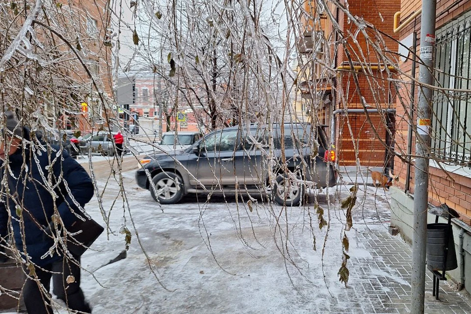 В ледяной дождь энергетики только и успевают выезжать на отключения света.