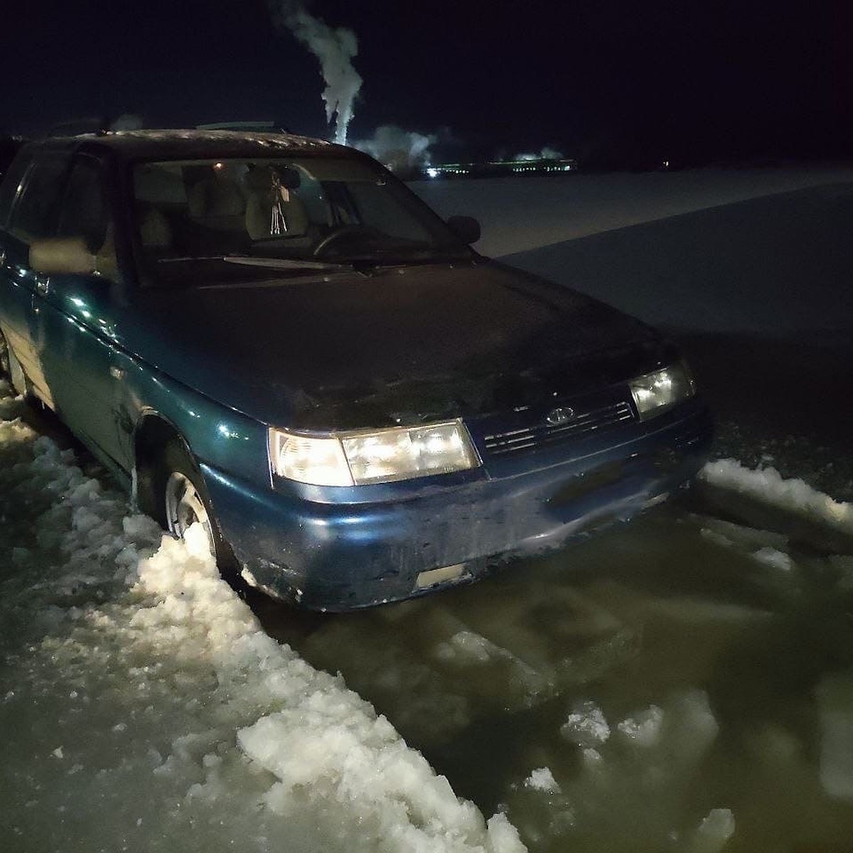 В Башкирии заехал в пруд и уснул в автомобиле 29-летний водитель - KP.RU