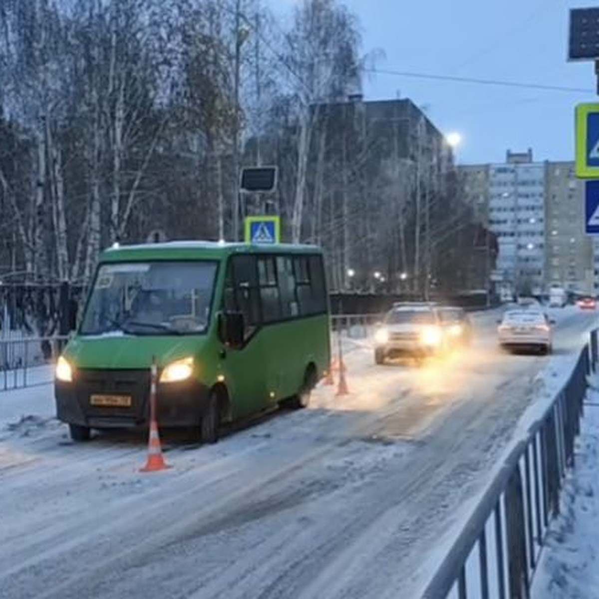 В Тюмени маршрутка на пешеходном переходе сбила бабушку с ребенком - KP.RU