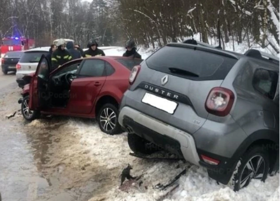 Два легковых автомобиля столкнулись и улетели в кювет