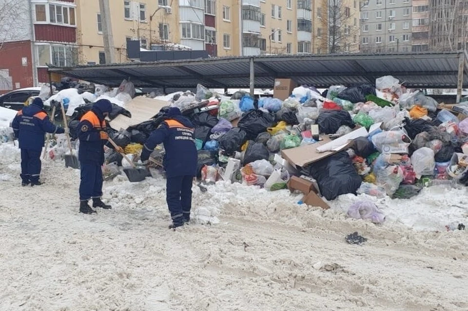 В Липецке 200 спасателей расчищали снег у переполненных мусорных баков