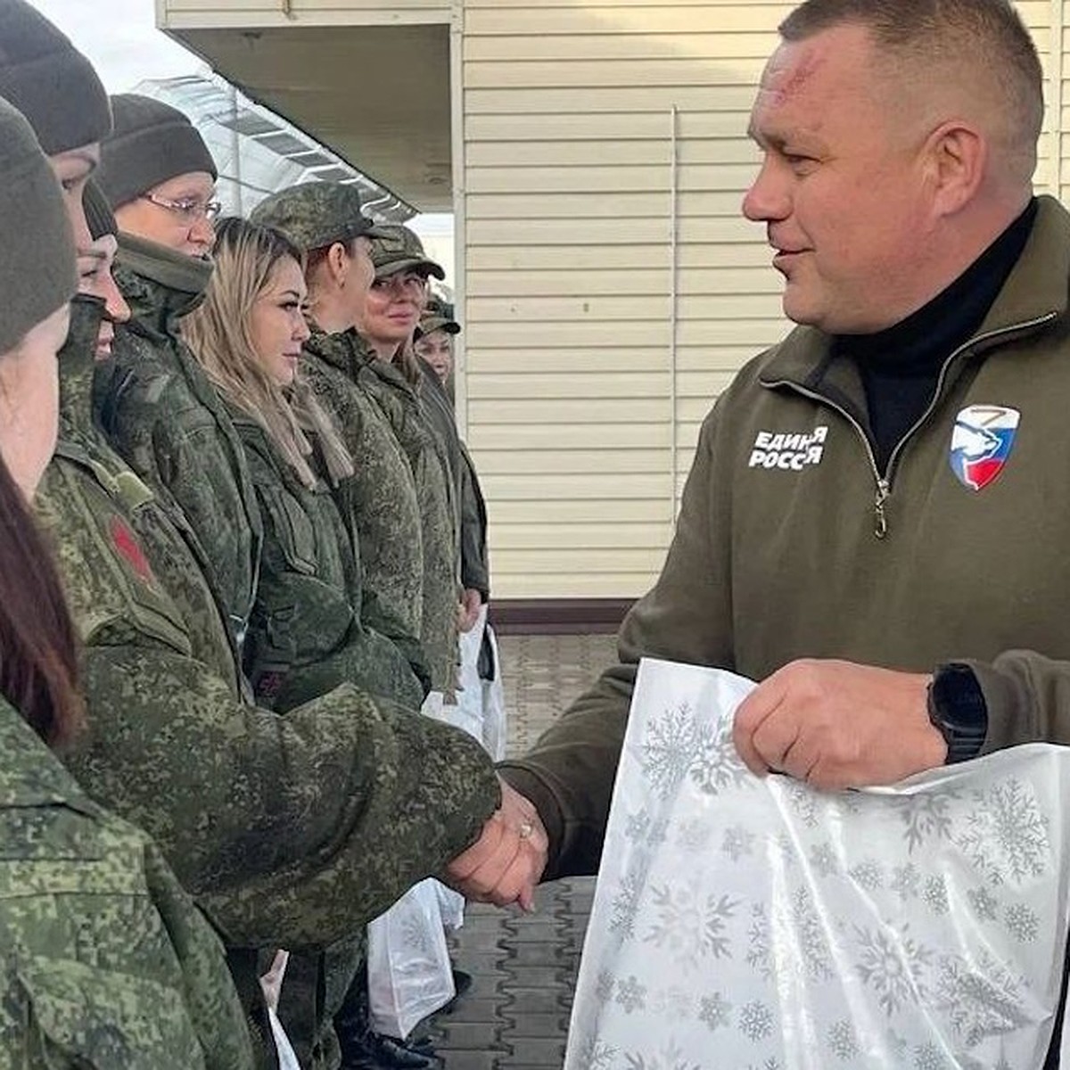 Женщин-военнослужащих в Херсонской области поздравили с наступающим Новым  годом - KP.RU