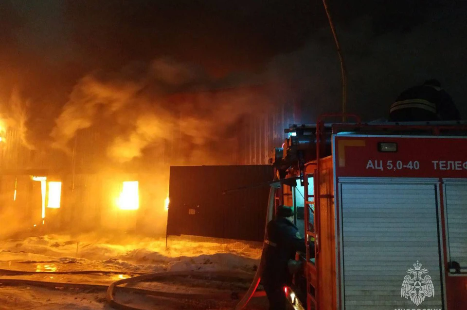 Мебельная фабрика загорелась на северо-западе Ставрополя. Фото: МЧС России