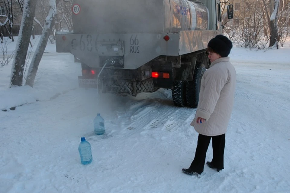 По словам жителей, воду подвозят в канистрах