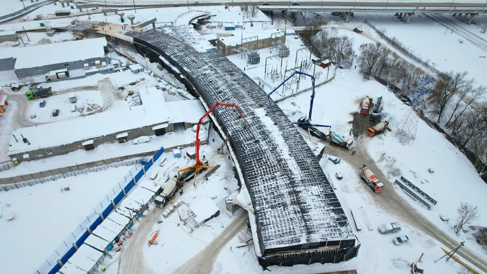 Строительство моста через Упу продолжается при любых погодных условиях.