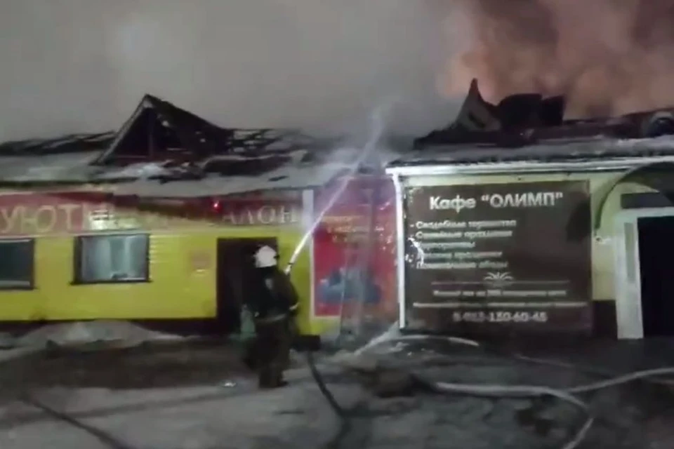 В Новосибирской области вспыхнула крыша кафе. Фото: МЧС.
