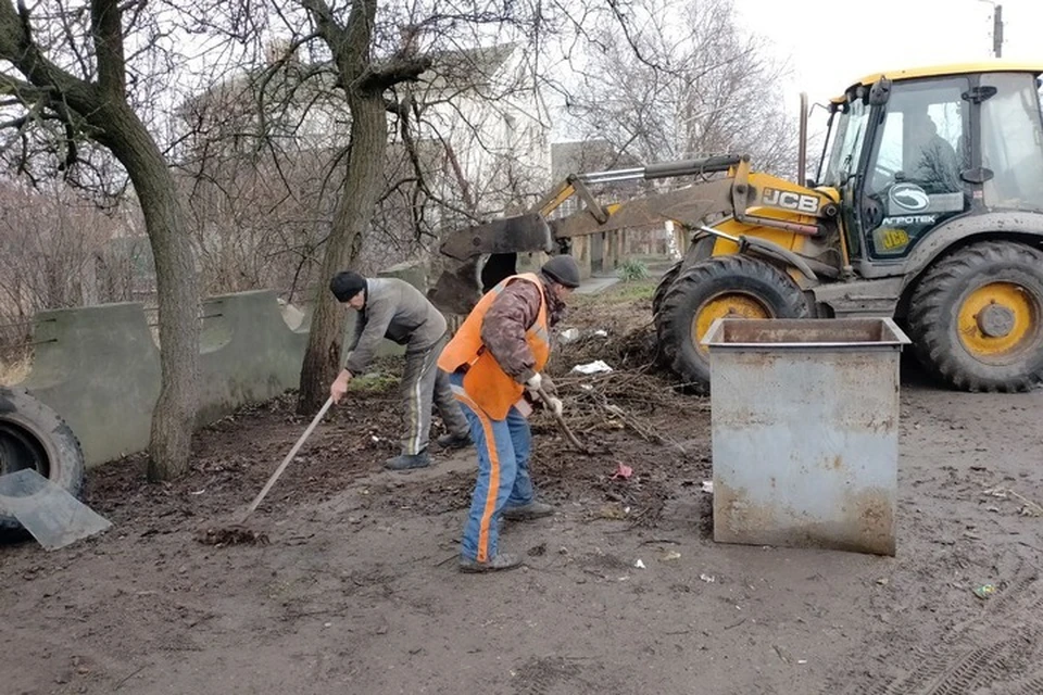 Сотрудники "Бердянскэкотранса" убирают стихийную свалку в микрорайоне 8 Марта. ФОТО: администрация Бердянска