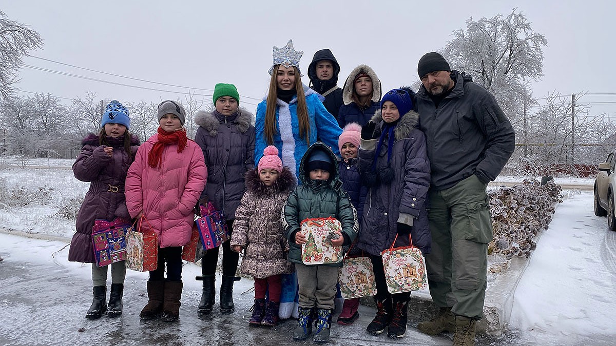 Фронтовая Снегурочка едет в «серую зону», где дети ходят в камуфляже, а  взрослые мечтают об электричестве: Репортаж военкора Дмитрия Стешина из  поселков возле линии СВО - KP.RU