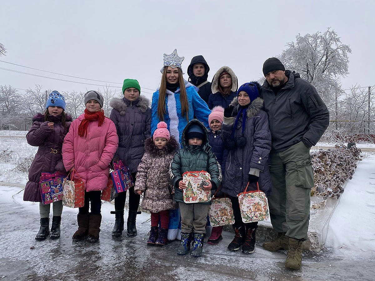 Фронтовая Снегурочка едет в «серую зону», где дети ходят в камуфляже, а  взрослые мечтают об электричестве: Репортаж военкора Дмитрия Стешина из  поселков возле линии СВО - KP.RU