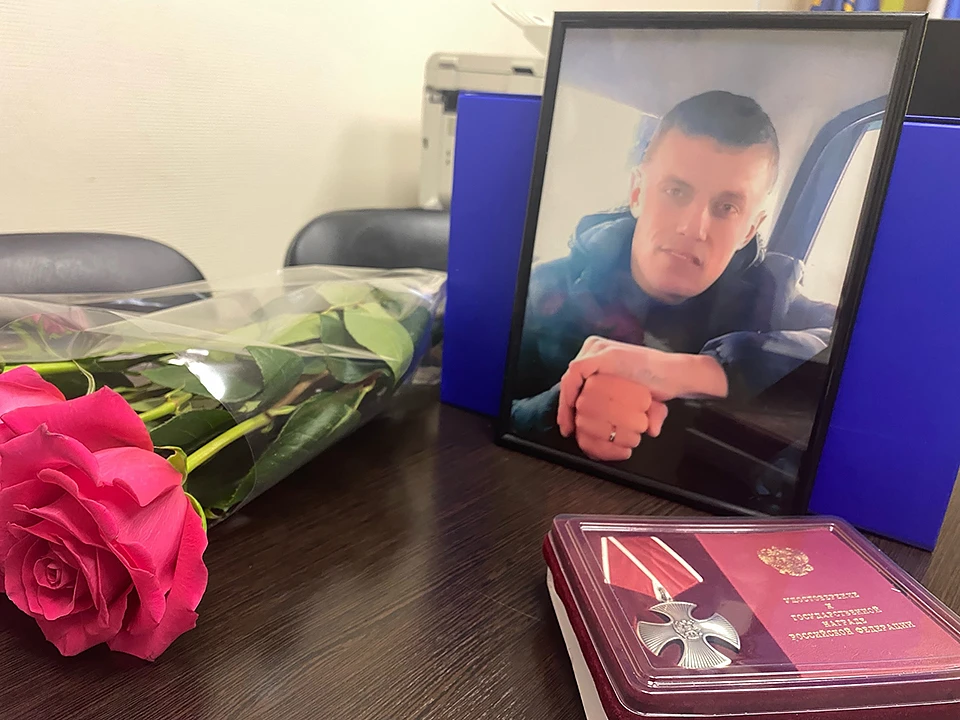 В Кировске глава города Вадим Турчинов вручил семье погибшего на СВО бойца Максима Каретина награду за военнослужащего. Фото: администрация города Кировска / vk.com/tvoy_kirovsk