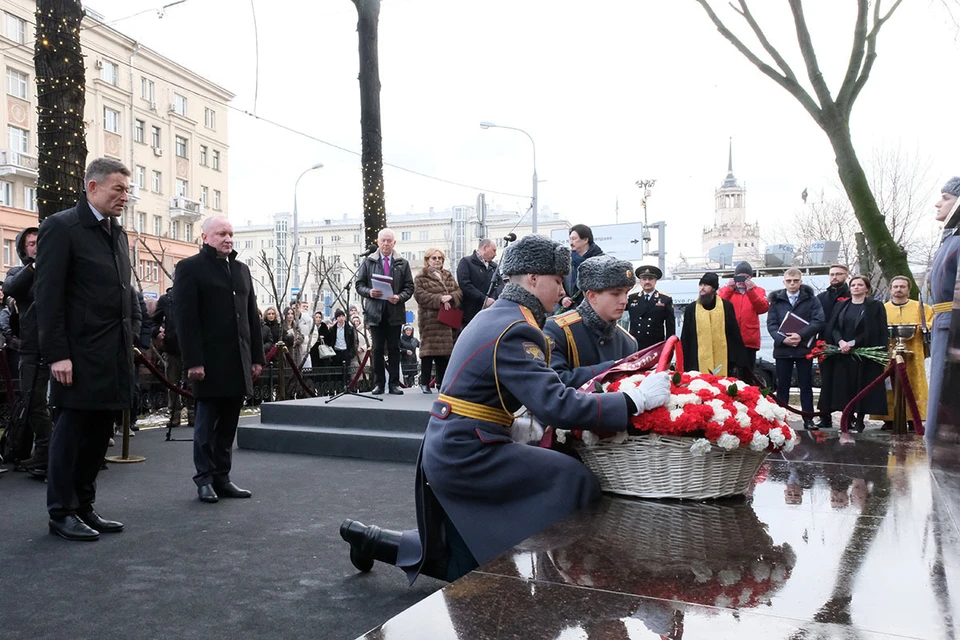 Памятник одному из основоположников российской онкологии открыли академик РАН Андрей Каприн (слева) и замминистра здравоохранения Евгений Камкин. Фото: предоставлено пресс-службой НМИЦ радиологии Минздрава.