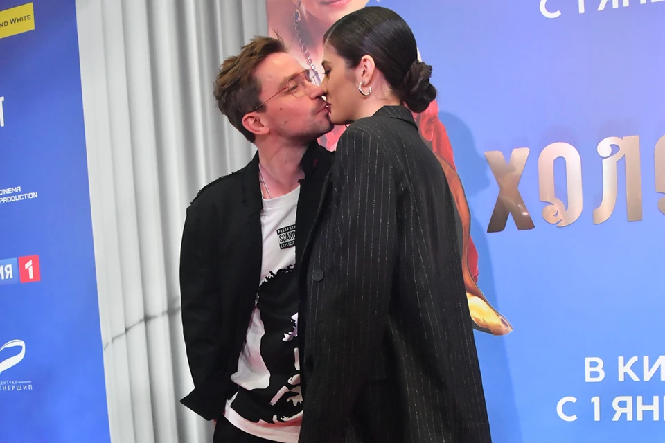 Александр Петров целует свою жену Викторию