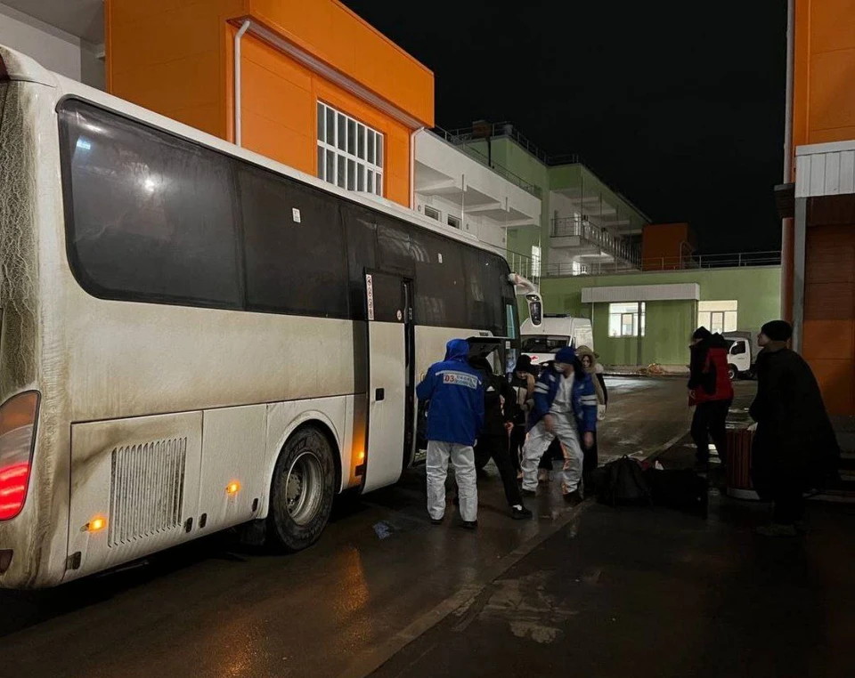 Детей автобусами доставили в больницу. Фото: канал губернатора ,Романа Бусаргина