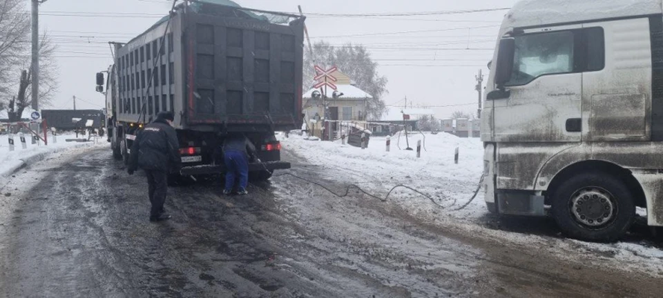 Полицейские Кузбасса помогли дальнобойщику вытащить его фуру из кювета. Фото - ГУ МВД России по Кузбассу.