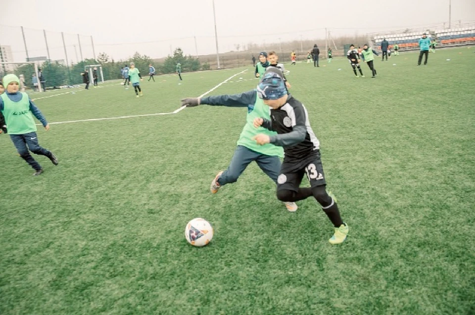 В соревнованиях приняли участие четыре детских футбольных команды из Мариуполя, Донецка и Луганска. Фото: ТГ/Моргун