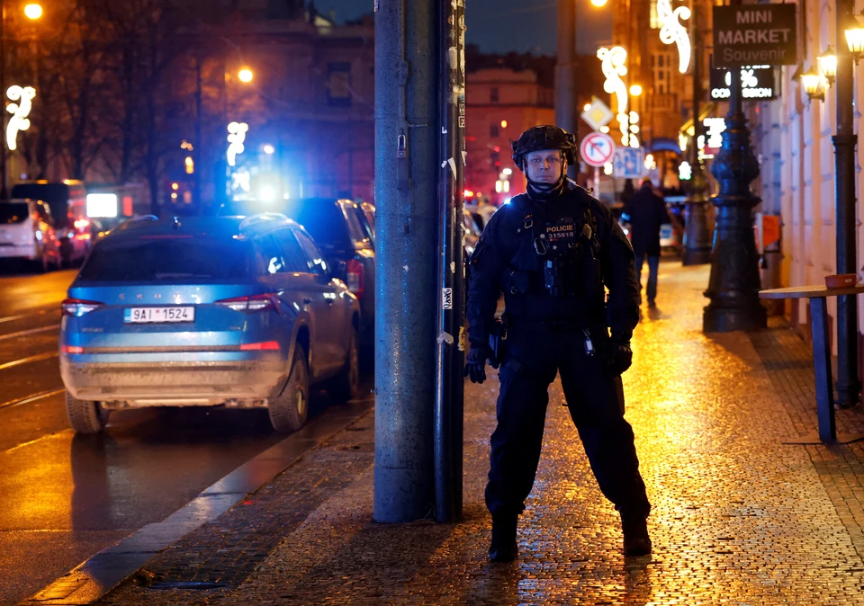 Полицейское оцепление на месте стрельбы в Праге.