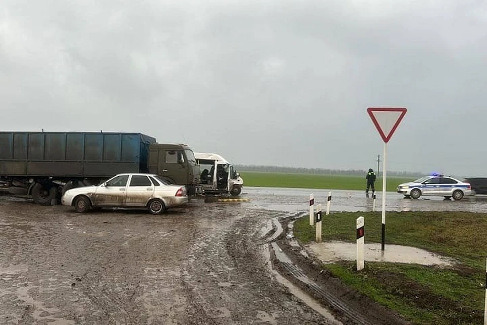 Всех пострадавших отвезли в больницы Кагальницкого района и Батайска. Фото: пресс-служба ГИБДД по Ростовской области.