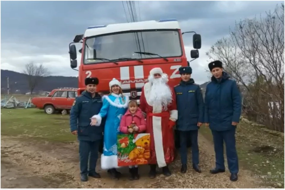 Спасатели примерили на себе роли сказочных персонажей, чтобы порадовать ребенка. Фото: кадр видео ГУ МЧС России по Республике Крым