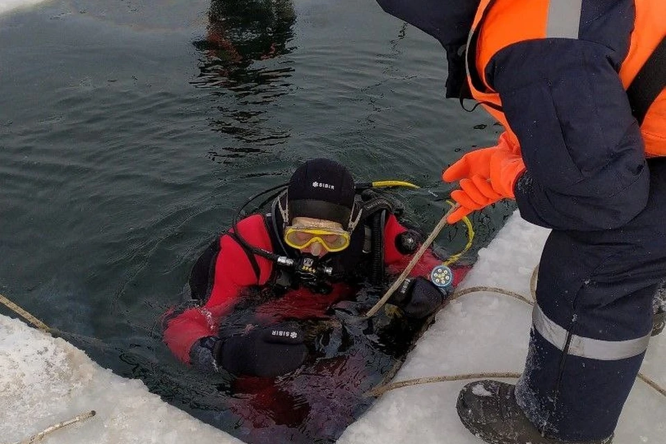 В Красноярском крае водолазы ищут утонувших вместе с техникой мужчин. Фото: служба спасатения Красноярского края