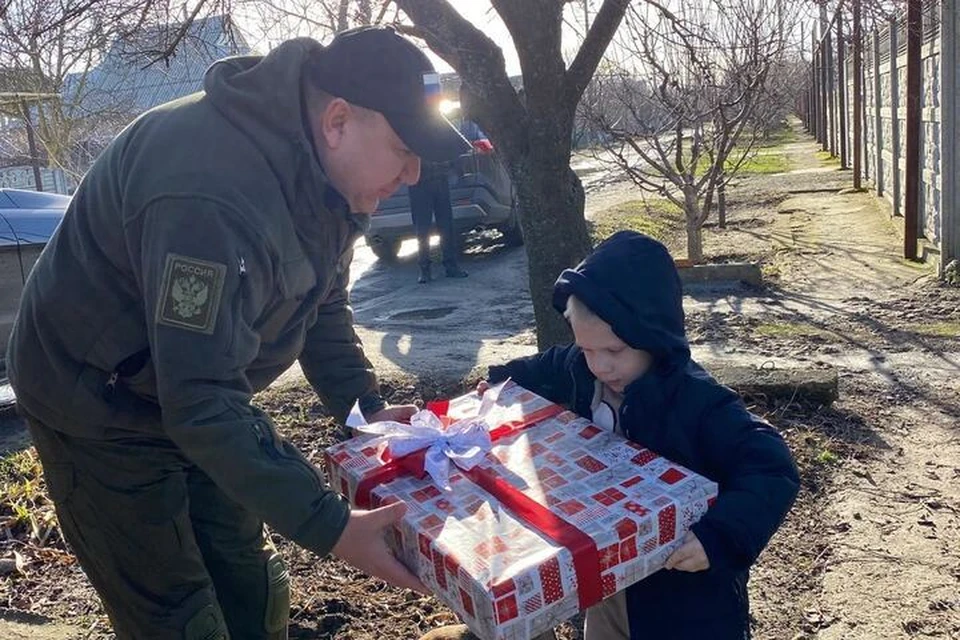 Малышу вручили подарок, о котором он мечтал. ФОТО: администрация Мелитополя