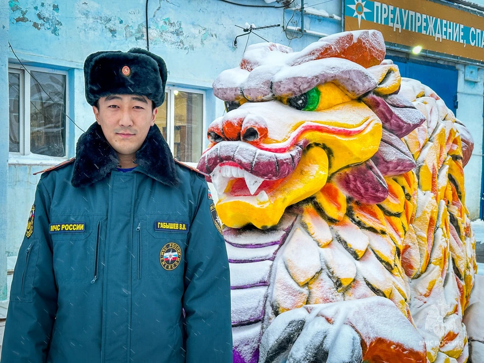 Создавать снежные фигуры якутским спасателям приходилось в 50-градусный мороз. Фото: Ulus-media