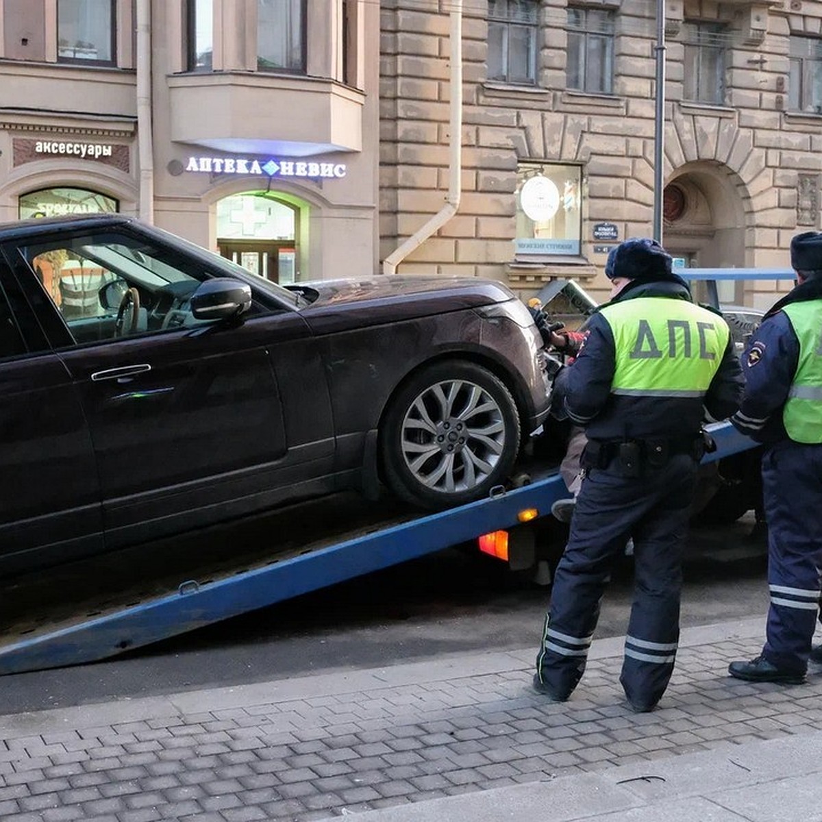 Плата за хранение авто на штрафстоянке вырастет с 1 января на 60% в  Петербурге - KP.RU