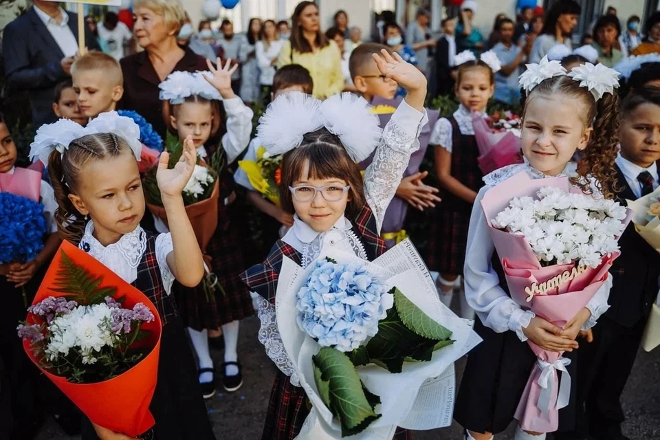 Сентябрь 2019 россия. 1 Сентября 1 класс. Школа первый класс. Школьная линейка 1 сентября. 1 Сентября 2023.