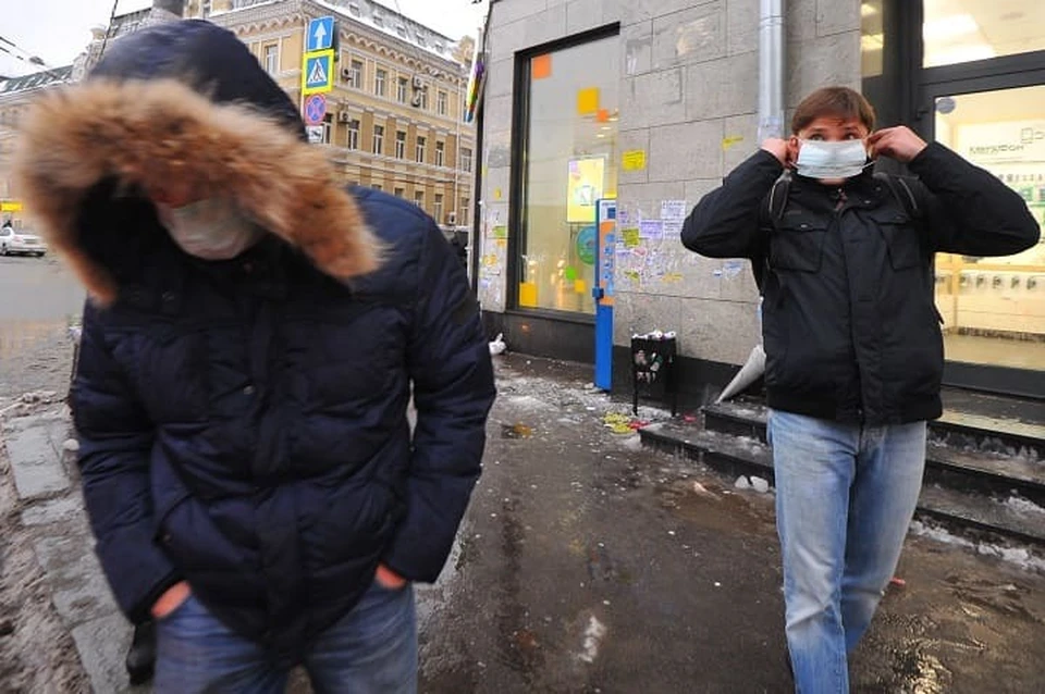 В Роспотребнадзоре рекомендовали носить маски в общественных местах.