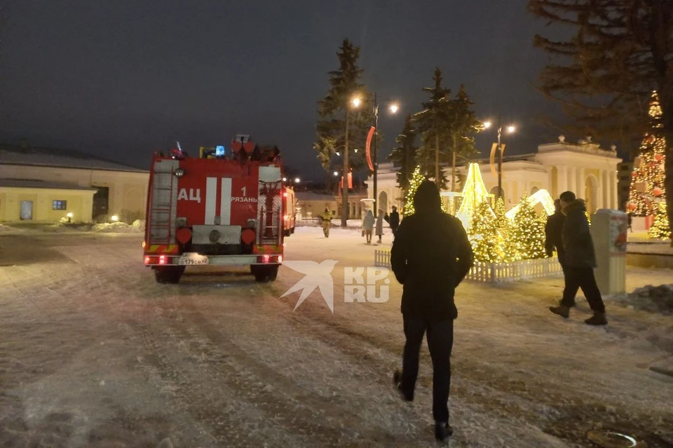 Три пожарных расчета прибыли в Торговый городок