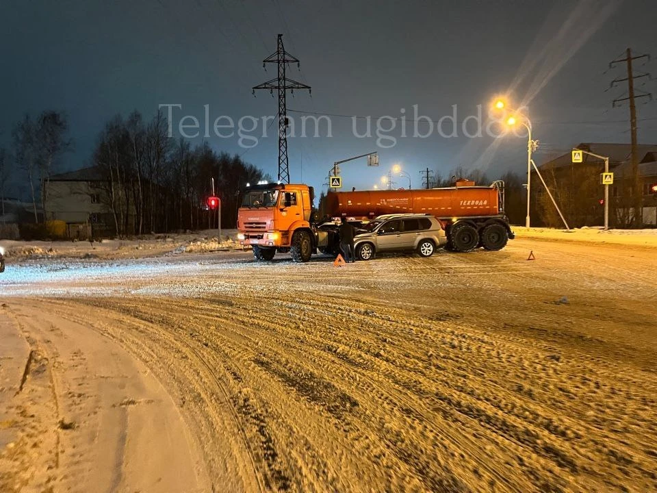 В Югре водитель легкого автомобиля получил травмы в ДТП с КАМАЗом. Фото: Госавтоинспекция Югры