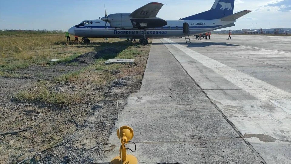 Самолет Ан-24 с 30 пассажирами приземлился вне ВПП аэропорта в Якутии Фото: пресс-служба Восточно-Сибирской транспортной прокуратуры