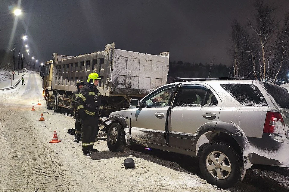 В Кольском районе вечером 27 декабря произошло смертельное ДТП. Фото: Управление по ГОЧС и ПБ Мурманской области / vk.com/murman01