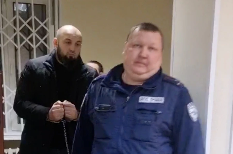 Мужчину отправили в СИЗО из-за избиения прохожего и сломанного шлагбаума в Буграх. Фото: t.me/prok_lenobl