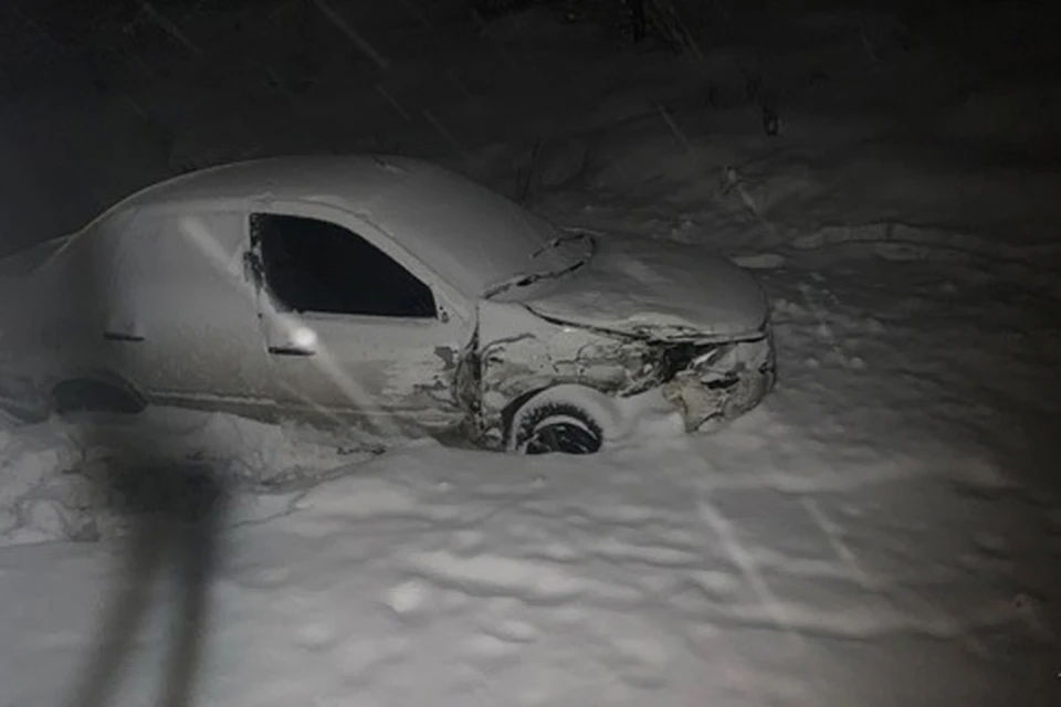 От удара Lada Granta съехала в кювет.