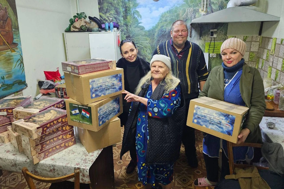 Волонтеры привезли подарки в ПВР и больницу Новой Каховки Фото: ЕР