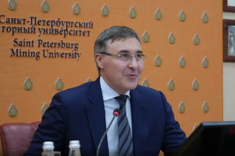 Валерий Фальков в рамках акции «Елка желаний» исполнит мечту десятиклассницы из ДНР. Фото: МинНВО РФ